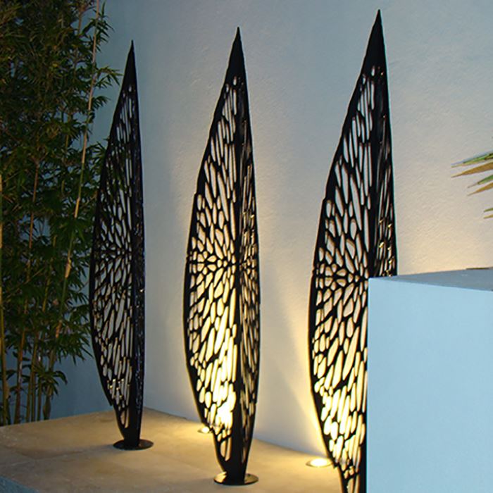 Giardino decorativo con statua in corten