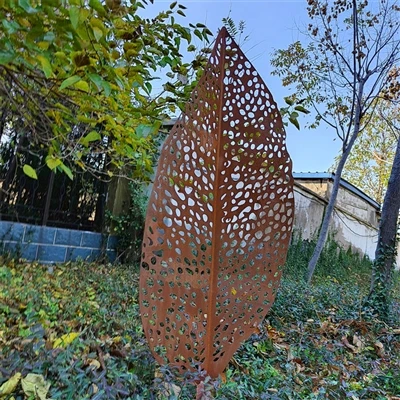 Scultura da esterno a forma di foglie di albero in acciaio corten: una miscela senza tempo di art...