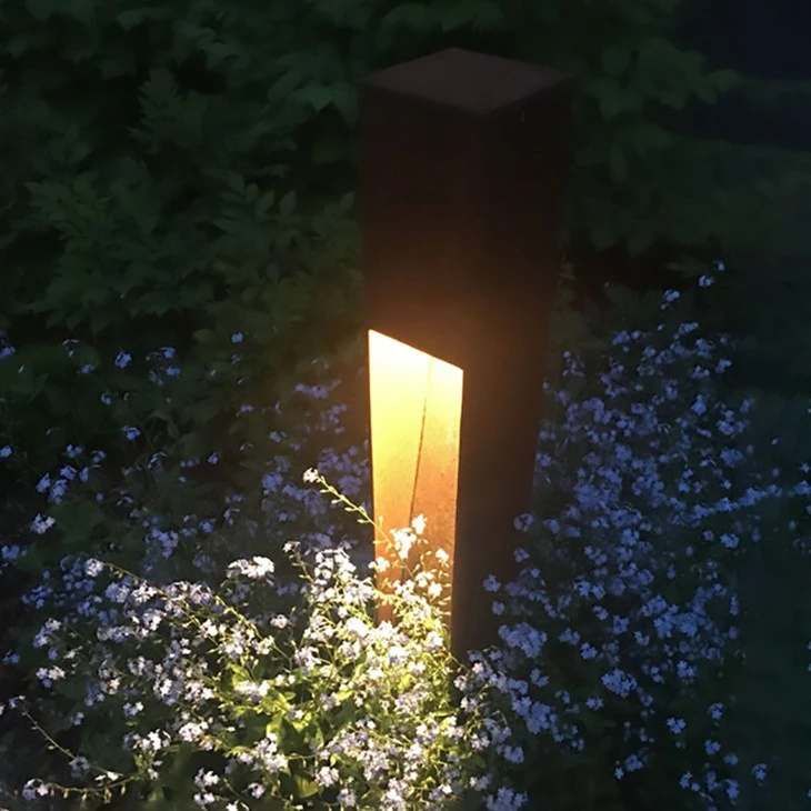 Paletto luminoso per esterni in corten con scatola luminosa in acciaio